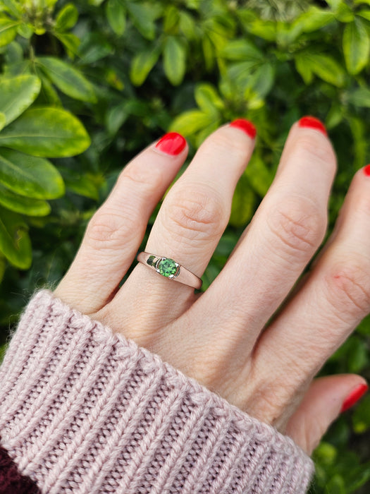 6515 Vintage: 9ct White Gold Demantoid Garnet Solitaire Ring