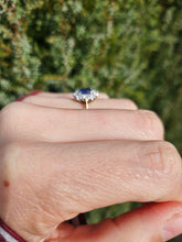 Cargar imagen en el visor de la galería, 1234: Vintage: 18ct Gold Platinum Set Blue Sapphire Diamonds Cluster Ring - something special
