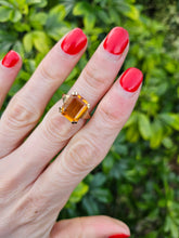 Cargar imagen en el visor de la galería, 0977: Vintage: 9ct Gold Emerald Cut Orange Sapphire Ring- Date-Mark 1960
