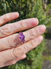 Cargar imagen en el visor de la galería, 1434: Vintage; 9ct Gold Amethysts Geometric Set Dress Ring- lovely, lilac symmetry
