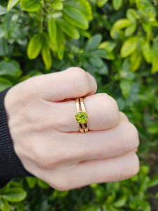 1326: Vintage: 9ct Gold Round Cut Green Garnet Ring-lovely cut and colours