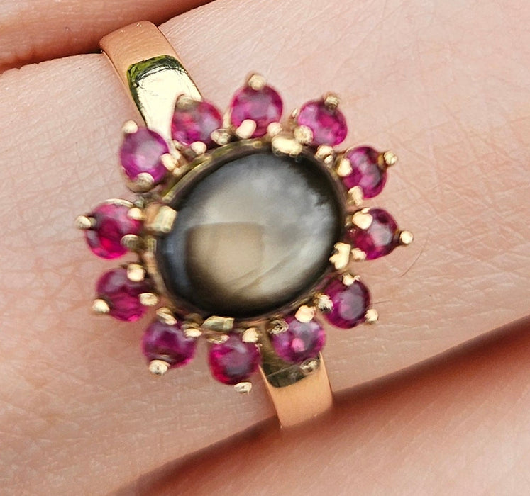 0047: Vintage: Exquisite 14ct Gold Star Sapphire 12 Rubies Flower Head Ring- striking symmetry