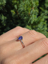 Cargar imagen en el visor de la galería, 1890: Vintage: 14ct White Gold Petite Pear-Cut Violet Blue Tanzanite Ring
