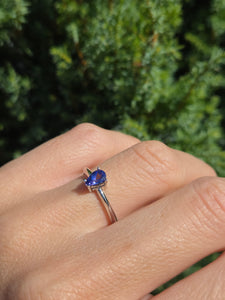 1890: Vintage: 14ct White Gold Petite Pear-Cut Violet Blue Tanzanite Ring