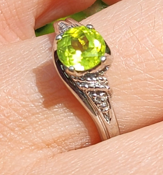 1591: Vintage: 9ct White Gold Peridot Diamonds Dress Ring- lovely cut & Colours