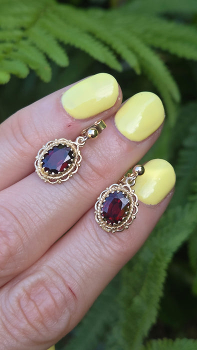 Vintage: 9ct Yellow Gold Garnet Drop Stud Earrings