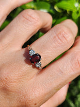 Cargar imagen en el visor de la galería, 1830: Vintage: 18ct Gold Almandine Garnet Diamonds 3-Stone Straight Ring- Superb

