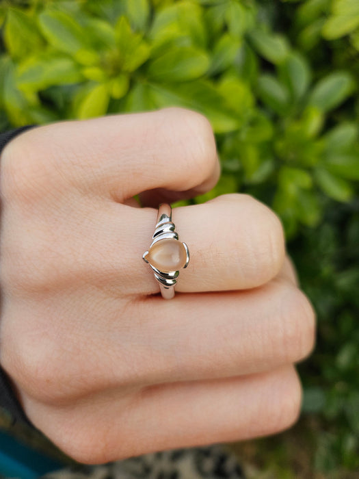 1049: Vintage: 9ct White Gold Cabochon Cut Opal Solitaire Ring
