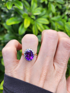 0295: Vintage: 18ct Gold Vibrant Lilac Amethyst 16 Diamonds Dress Ring- classic combination