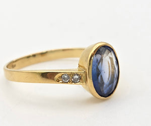 2308: Vintage:, 18ct Gol Cornflower Blue Sapphire Diamonds Ring- Lovely cut & colour