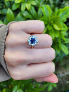 9107: Vintage Exceptional 18ct Gold Blue Sapphire Round Cut Diamonds (1ct) Flower Head Ring