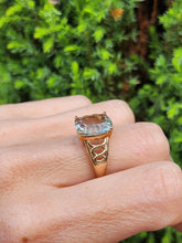 Cargar imagen en el visor de la galería, 1782: Vintage: 9ct Gold Cushion Cut Mint Green Quartz Ring- lovely cut and colours
