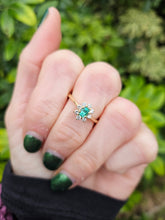 Load image into Gallery viewer, 0450 Vintage: 18ct Gold Emerald Diamonds Daisy Flower Head Ring- Lovely
