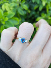 Load image into Gallery viewer, 0943: Vintage: 18ct Gold Cornflower Blue Sapphire Diamonds Ring- a lovely ring
