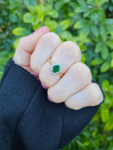 Load image into Gallery viewer, 0934: Vintage; 18ct Gold Emerald 10 Diamonds Flower Head Ring- sparkling beauty
