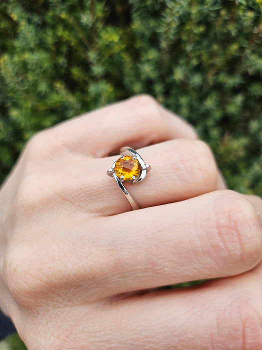 1236: Vintage: 18ct White Gold Round Cut Yellow Citrine Illusion Set Dress Ring- Lush!
