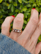 Cargar imagen en el visor de la galería, 1316: Vintage: 9ct Gold Princess Cut White Sapphires Trilogy Ring- Sparkly
