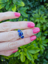 Load image into Gallery viewer, 0657: Vintage &amp; Old: 18ct Gold Cornflower Blue Sapphires Diamonds Ring
