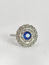 Cargar imagen en el visor de la galería, 9079:Vintage: 18ct White Gold Cornflower Blue Sapphire 23 Diamonds Art Deco Style Target Ring
