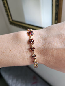 1991: Vintage: 9ct Gold Floral Garnet Bracelet (17.5cm) - Exquisite, nice weight