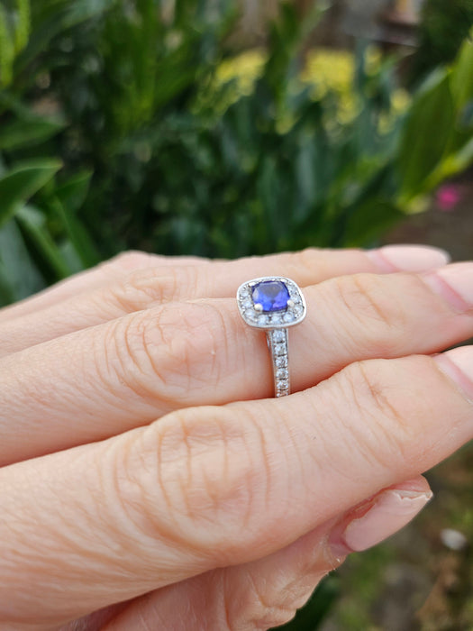 1452: Vintage: 18ct White Gold Ceylon Blue Tanzanite 24 Diamonds Dress Ring- Divine beauty
