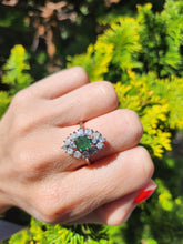 Cargar imagen en el visor de la galería, 6075-Vintage: 18ct White Gold Emerald Diamonds Statement Cluster Ring- superb
