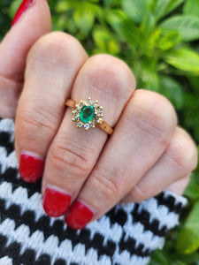 A8018: Vintage; 18ct Gold Round Cut Emerald 10 Diamonds Daisy Ring- petite, refined, sophisticated