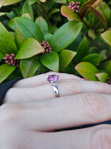 0559: Vintage: 9ct White Gold Vivid Round Cut Purple/Hot pink Sapphire- LUSH!