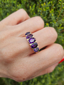 1588: Vintage: 9ct Gold 5 Rich Purple Amethysts Ring- From 1979