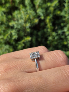 6170: Vintage: 18ct White Gold Geometric Set Diamonds (0.41ct) Ring