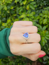 Load image into Gallery viewer, 0158: Vintage: 18ct White Gold Trilliant Cut Tanzanite 21 Diamonds Cocktail Ring
