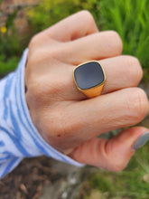 Load image into Gallery viewer, 1656: Vintage: 18ct Gold Black Onyx Signet Ring- unisex appeal, nice weight
