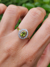Cargar imagen en el visor de la galería, 1717: Vintage: 14ct Gold Peridot 16 Natural Diamonds Cluster Ring- Just lovely
