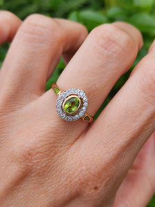 1717: Vintage: 14ct Gold Peridot 16 Natural Diamonds Cluster Ring- Just lovely