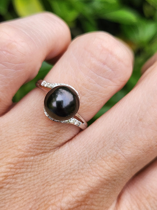 2033: Vintage: 18ct White Gold 18 Diamonds Black Tahitian Pearl Ring- Lovely combination