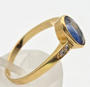 2308: Vintage:, 18ct Gol Cornflower Blue Sapphire Diamonds Ring- Lovely cut & colour