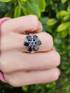 1027: Vintage; 9ct White Gold Blues Sapphires Flower Head Ring- lovely cut and colours,