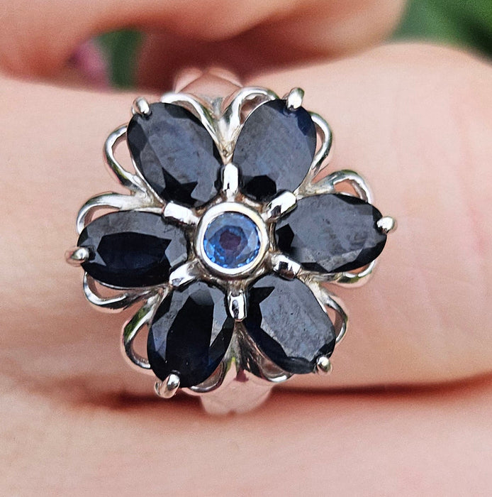 1027: Vintage; 9ct White Gold Blues Sapphires Flower Head Ring- lovely cut and colours,