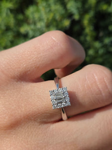 6170: Vintage: 18ct White Gold Geometric Set Diamonds (0.41ct) Ring
