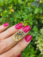 Load image into Gallery viewer, 6122: Vintage Rare: 9ct Gold Photo Locket/Mourning Signet Ring- lovely condition
