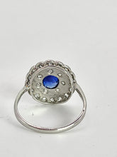 Cargar imagen en el visor de la galería, 9079:Vintage: 18ct White Gold Cornflower Blue Sapphire 23 Diamonds Art Deco Style Target Ring
