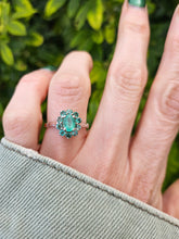 Cargar imagen en el visor de la galería, 0651: Vintage: 18ct Gold Emeralds Flower Head Ring- white gold detail on shoulders
