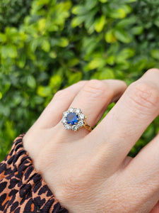 0578: Vintage: 18ct Gold Cornflower Blue Sapphire Diamonds Cluster Ring- extremely fine example