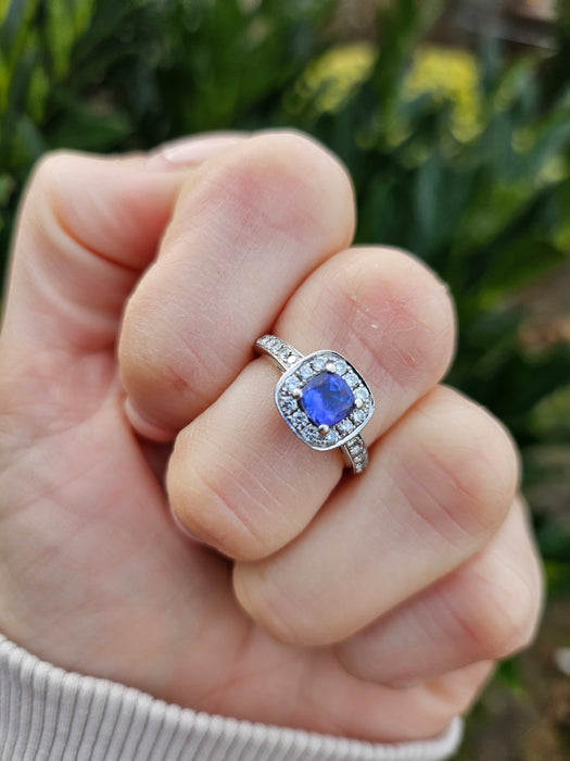 1452: Vintage: 18ct White Gold Ceylon Blue Tanzanite 24 Diamonds Dress Ring- Divine beauty