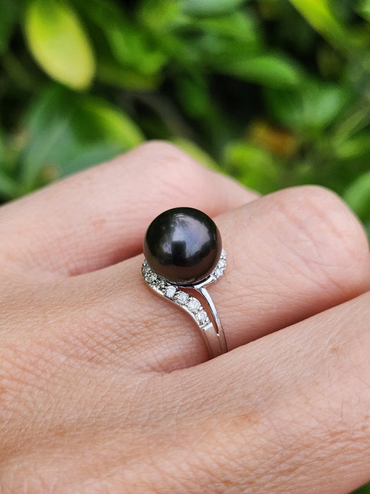 2033: Vintage: 18ct White Gold 18 Diamonds Black Tahitian Pearl Ring- Lovely combination