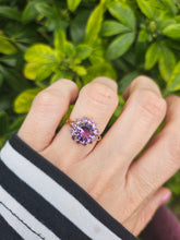 Cargar imagen en el visor de la galería, 0946: Vintage: 9ct Gold 13 Purple Amethysts Flower Head Ring- lovely cut and colours
