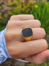 Load image into Gallery viewer, 1656: Vintage: 18ct Gold Black Onyx Signet Ring- unisex appeal, nice weight
