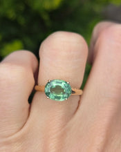Cargar imagen en el visor de la galería, 2495: Vintage 14ct Gold Rare Oval  Faceted Green Garnet Solitaire
