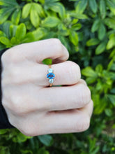 Load image into Gallery viewer, 0943: Vintage: 18ct Gold Cornflower Blue Sapphire Diamonds Ring- a lovely ring
