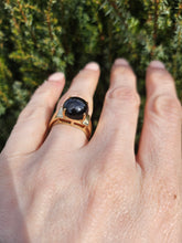 Cargar imagen en el visor de la galería, 1318: Vintage: 9ct Gold Round Cabochon Cut Black Tourmaline Signet Ring- rare statement piece.
